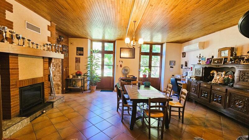 Maison - 214 m² - 15 pièces