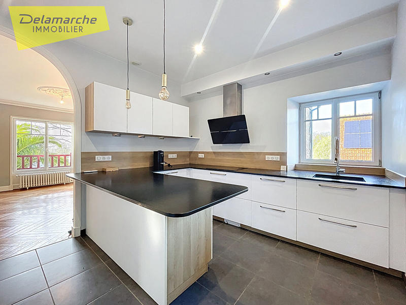 Maison - 216 m² - 9 pièces