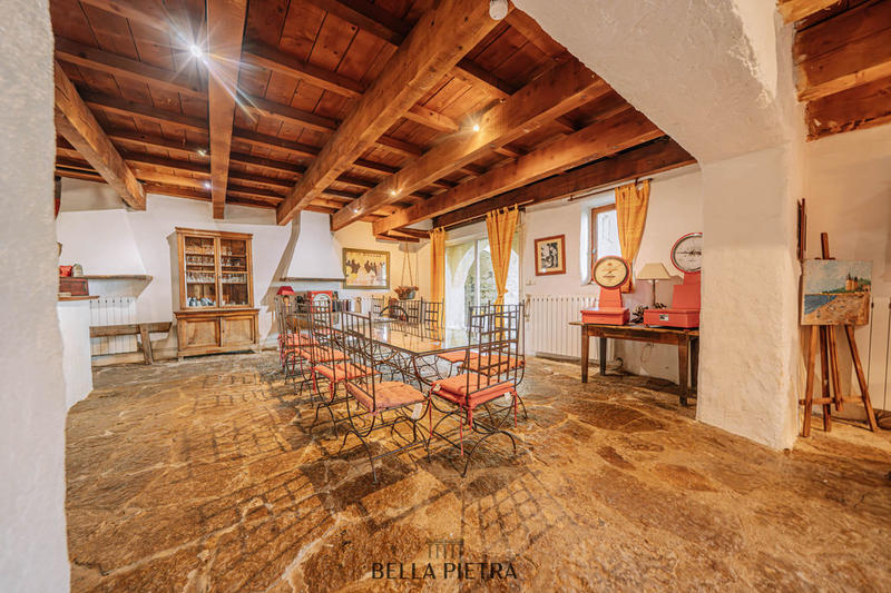 Mas - 1 650 m² - 40 pièces