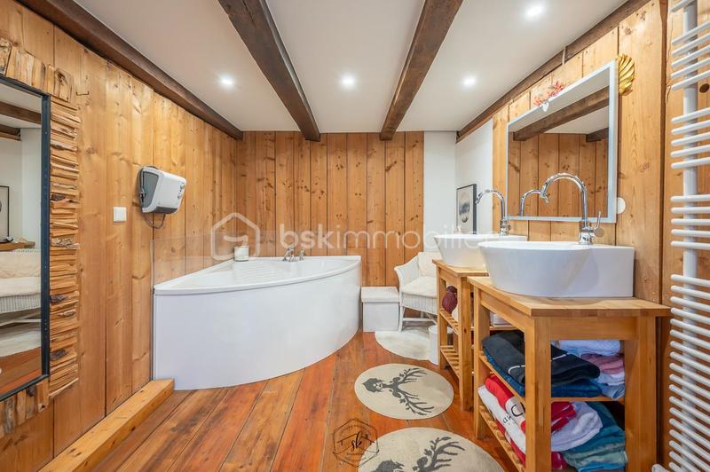 Maison - 238 m² - 8 pièces