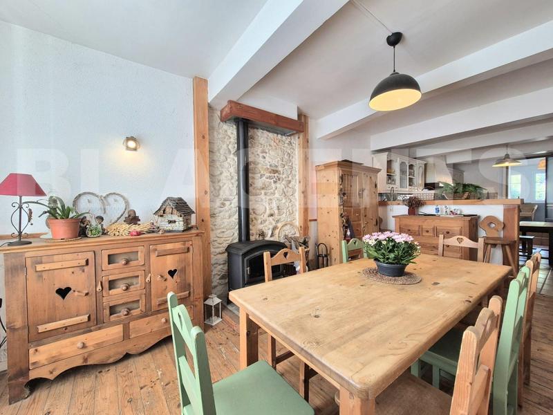 Maison - 234 m² - 8 pièces