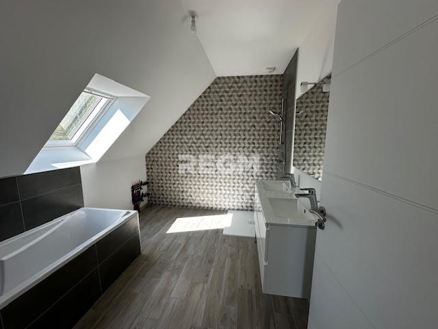 Maison - 104 m² - 6 pièces