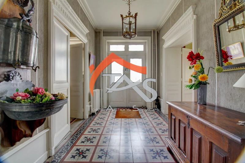 Maison - 374 m² - 10 pièces