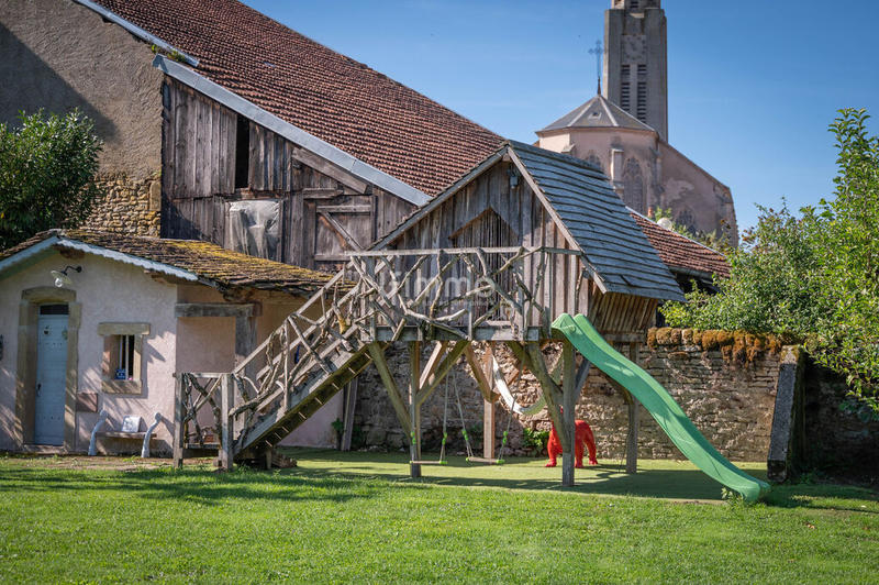 Propriété - 689 m² - 10 pièces