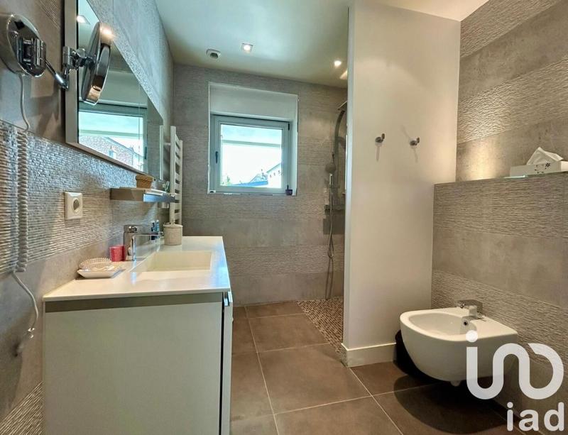 Maison - 245 m² - 9 pièces