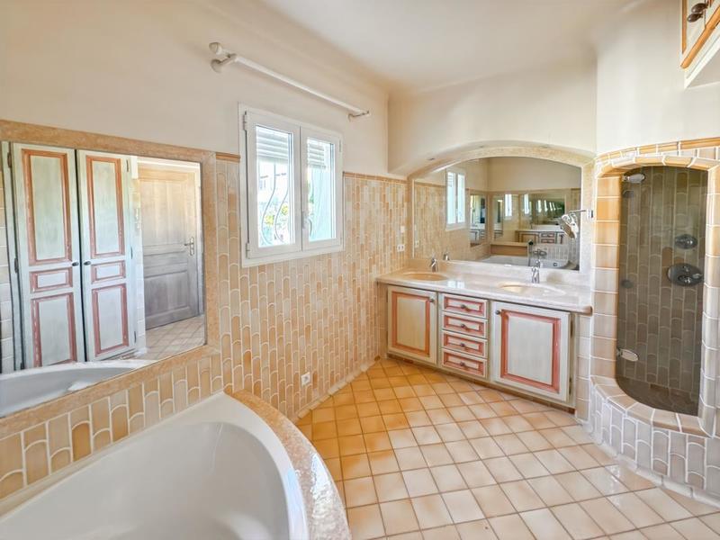 Villa - 300 m² - 5 pièces