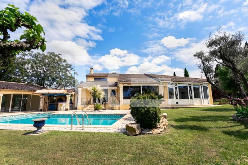 Propriété - 318 m² - 6 pièces