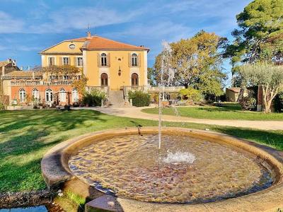 Maison - 1 000 m² - 33 pièces