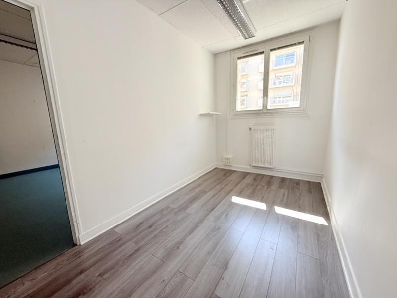 Local d'activités - 84 m² - 5 pièces