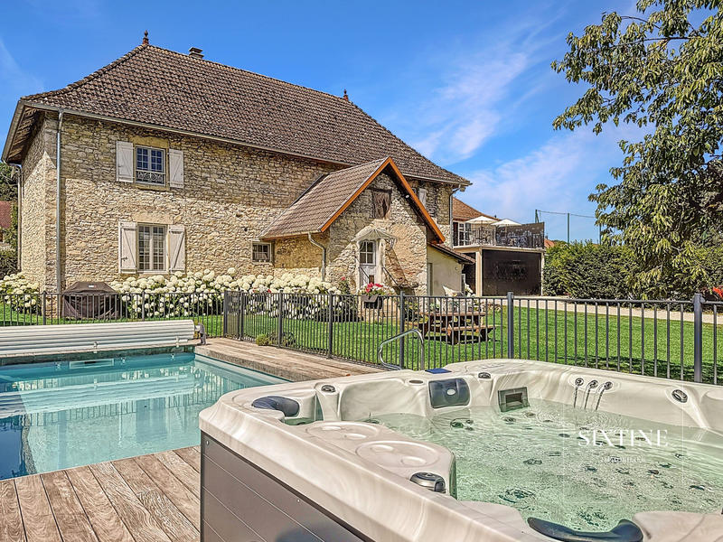 Maison ancienne - 692 m² - 16 pièces