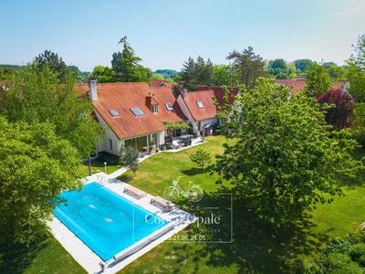 Propriété - 234 m² - 9 pièces