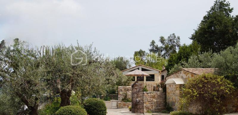 Propriété - 240 m² - 6 pièces