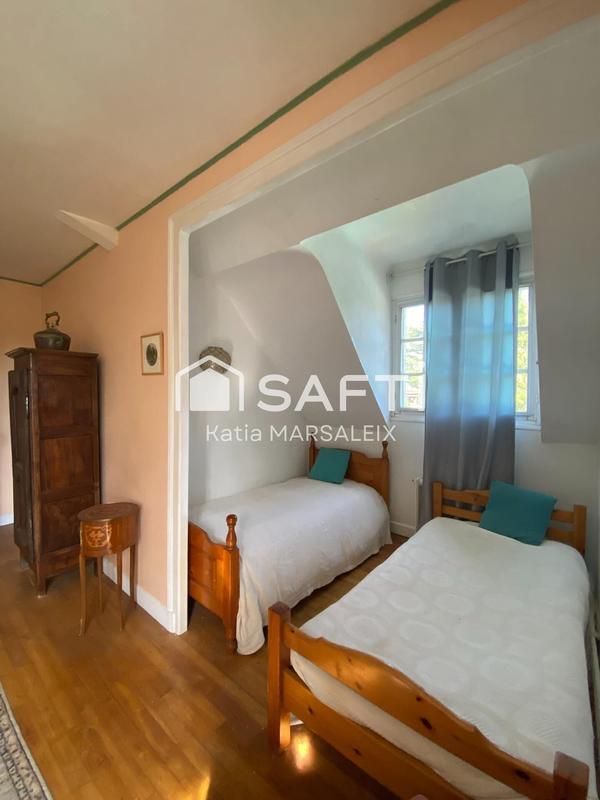 Maison - 239 m² - 9 pièces