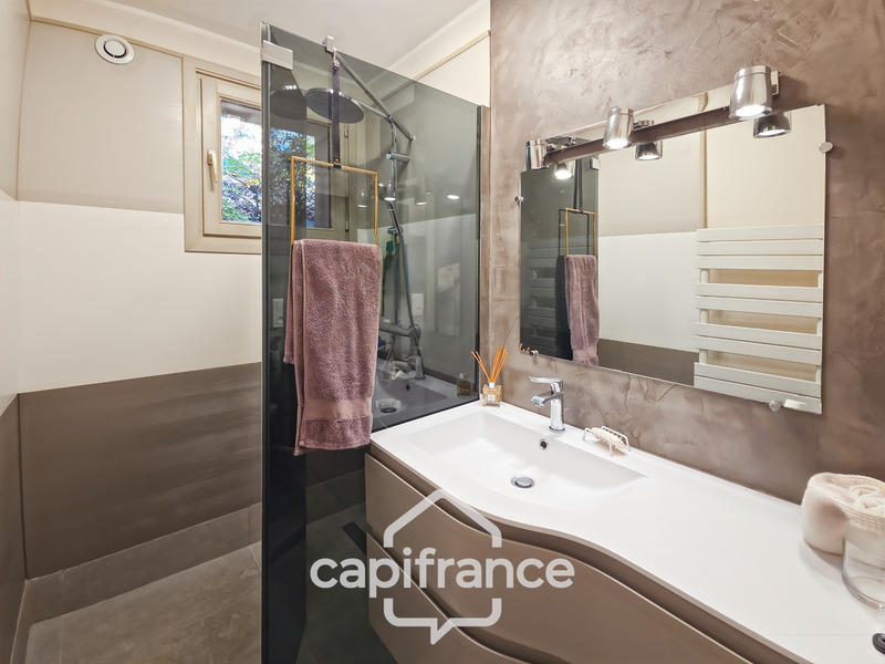 Maison - 207 m² - 7 pièces