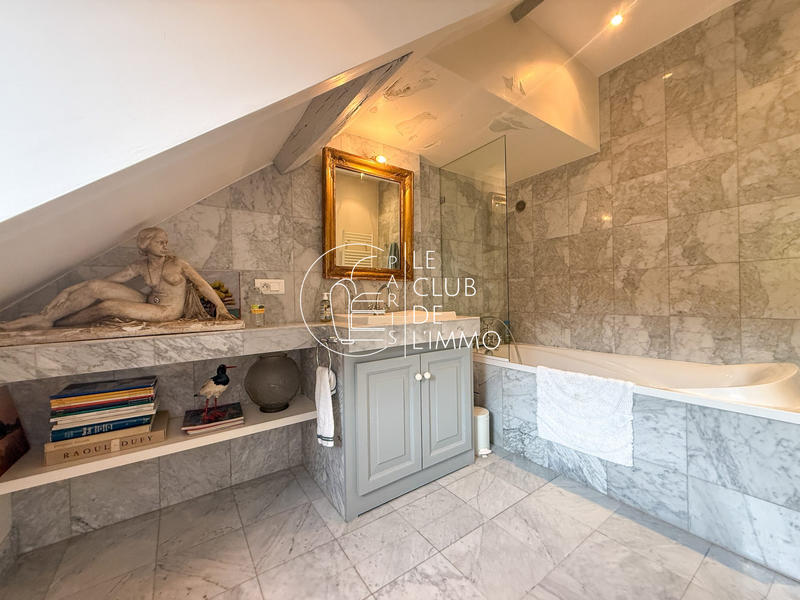 Maison - 280 m² - 10 pièces