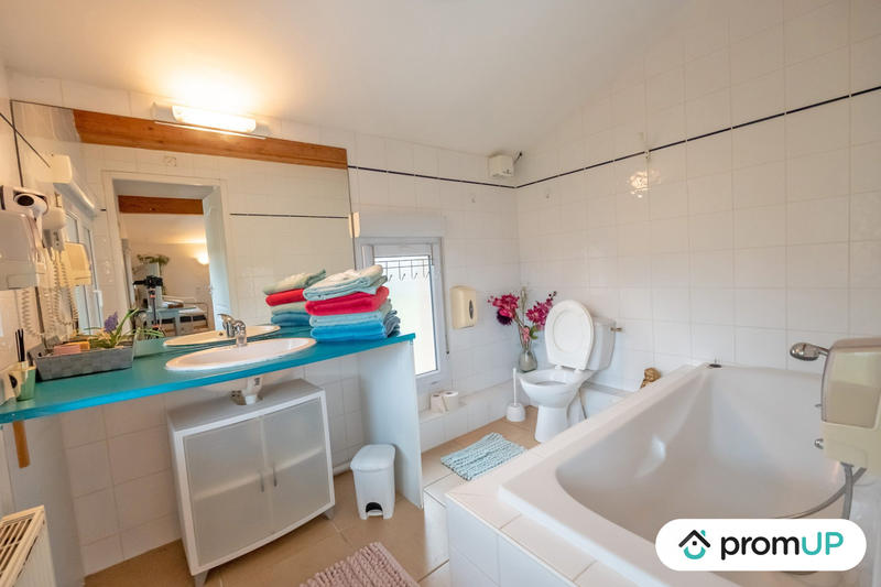 Maison traditionnelle - 260 m² - 8 pièces