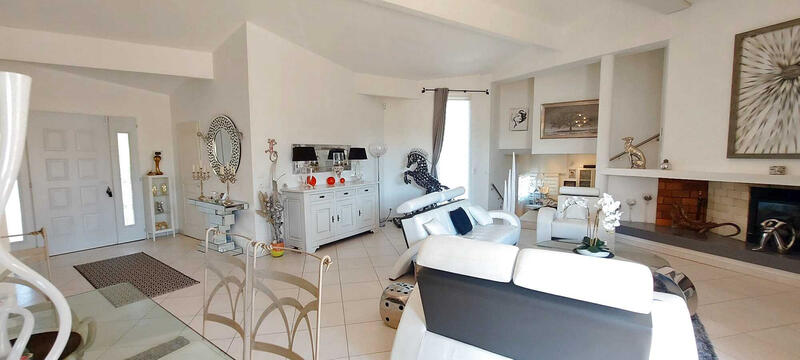 Villa - 214 m² - 6 pièces