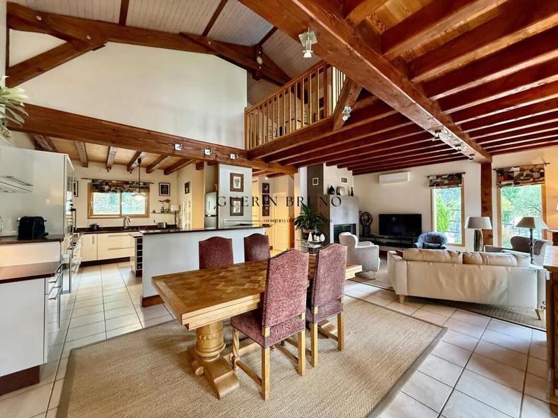 Maison - 208 m² - 11 pièces