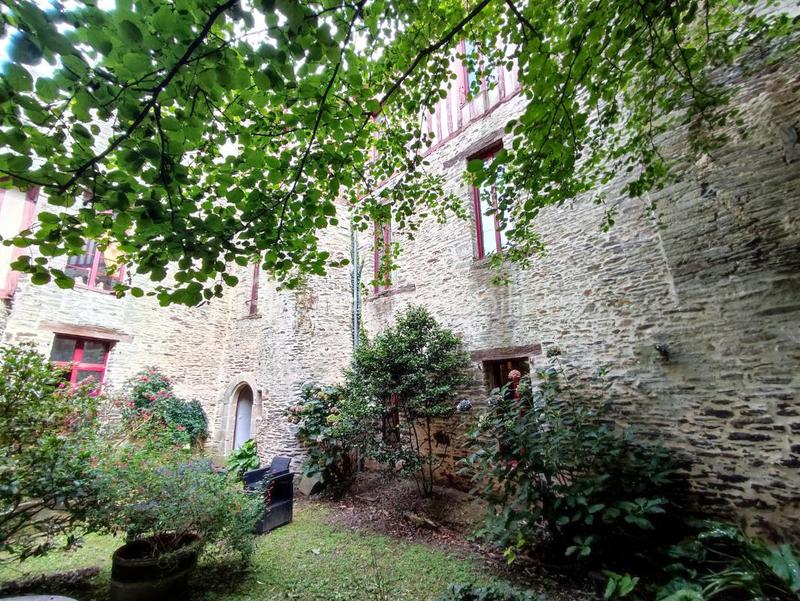 Demeure - 198 m² - 9 pièces