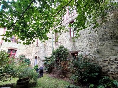 Demeure - 198 m² - 9 pièces