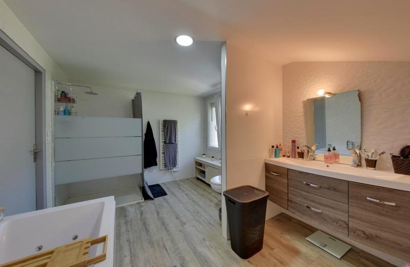 Maison traditionnelle - 228 m² - 8 pièces