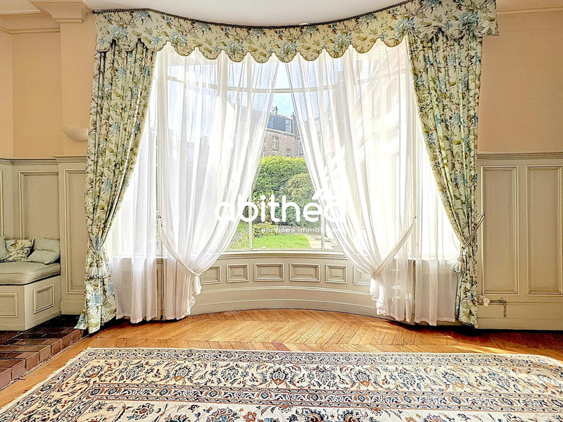 Maison - 328 m² - 10 pièces