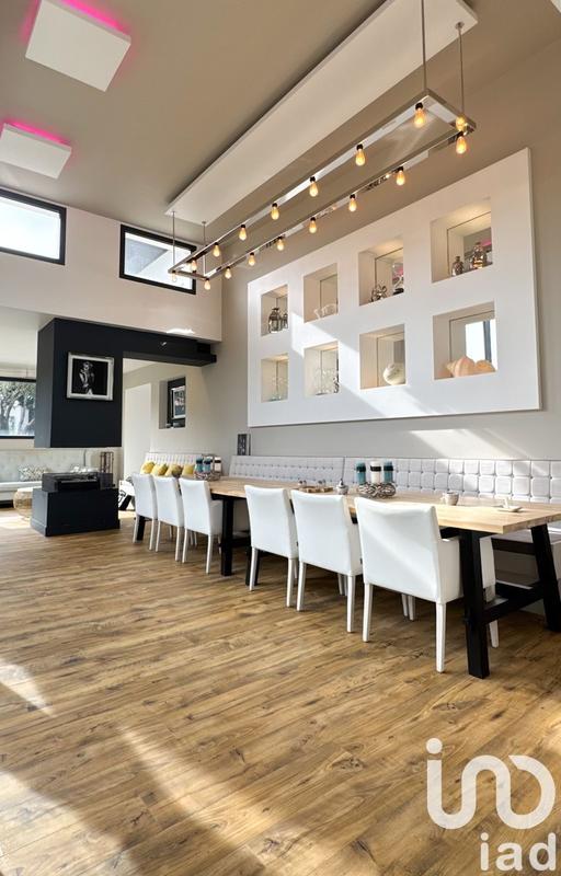 Maison - 590 m² - 11 pièces