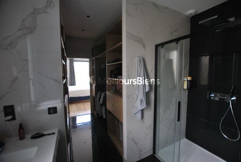 Propriété - 250 m² - 8 pièces