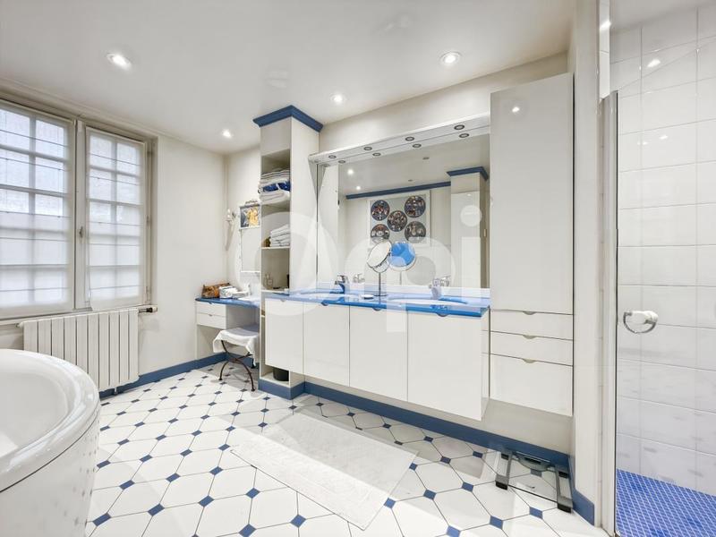 Propriété - 236 m² - 6 pièces