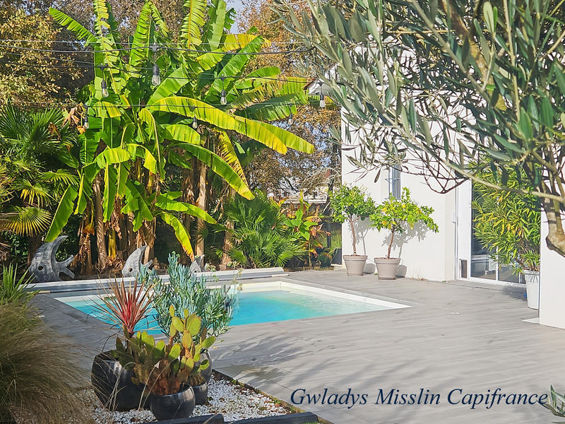 Propriété - 441 m² - 9 pièces