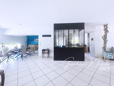 Maison - 248 m² - 8 pièces