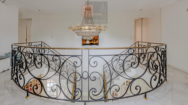 Maison - 330 m² - 8 pièces