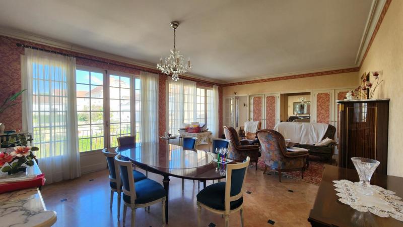 Maison - 312 m² - 12 pièces