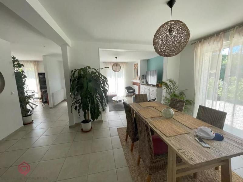 Maison - 163 m² - 8 pièces