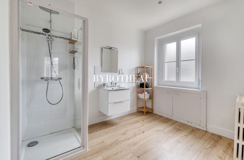 Maison - 220 m² - 8 pièces