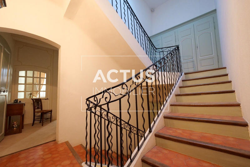 Maison - 439 m² - 9 pièces