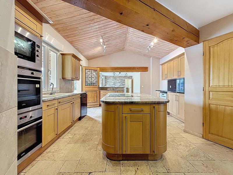 Maison - 261 m² - 11 pièces