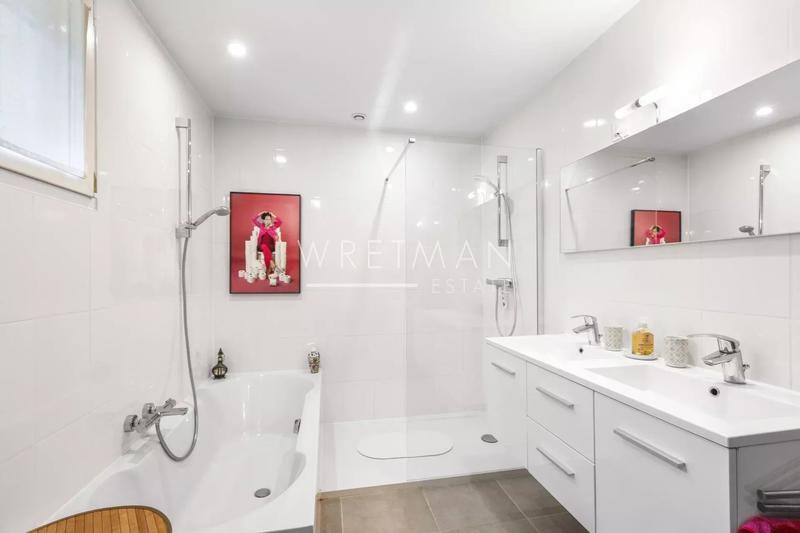 Maison - 218 m² - 8 pièces