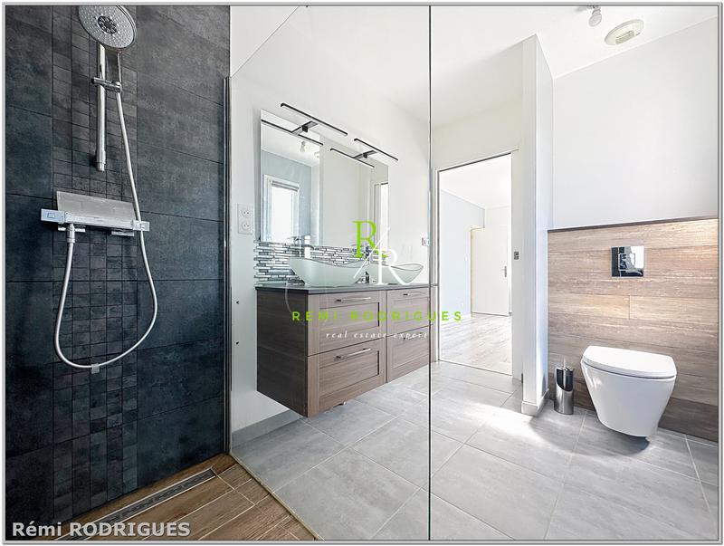 Maison - 213 m² - 9 pièces