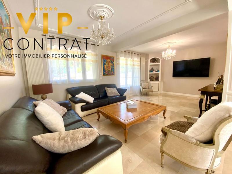 Demeure - 264 m² - 9 pièces