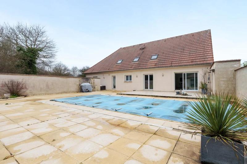 Maison - 238 m² - 8 pièces