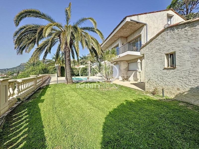 Villa - 247 m² - 7 pièces