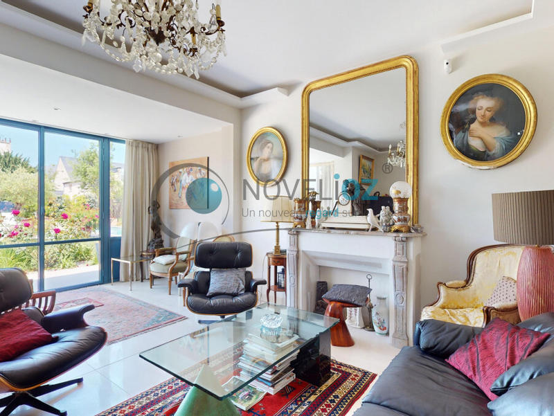 Maison - 225 m² - 9 pièces