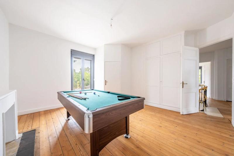 Maison - 1 000 m² - 7 pièces