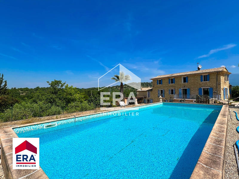 Maison - 250 m² - 15 pièces