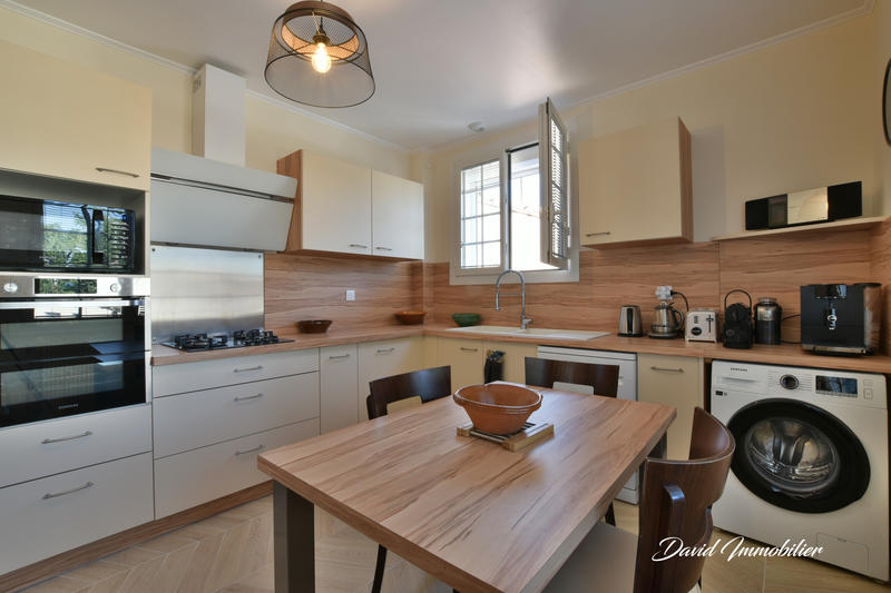 Maison - 250 m² - 10 pièces