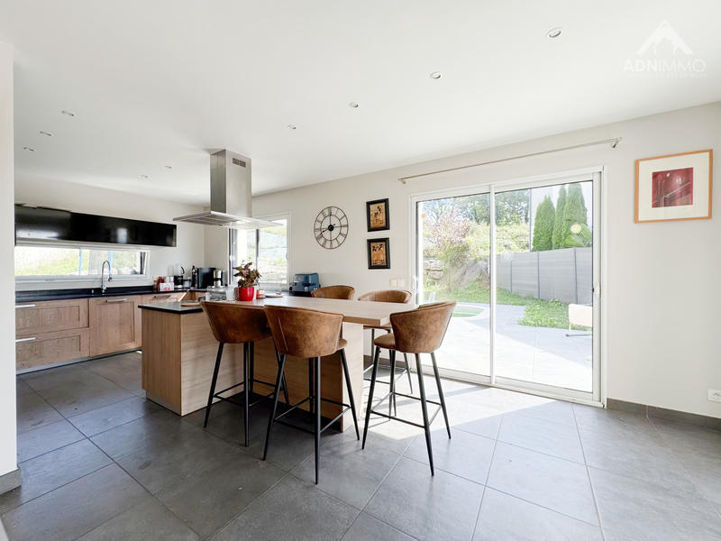 Maison - 280 m² - 6 pièces