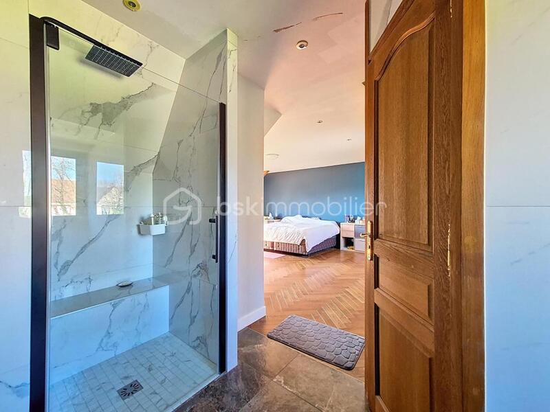 Maison traditionnelle - 245 m² - 7 pièces