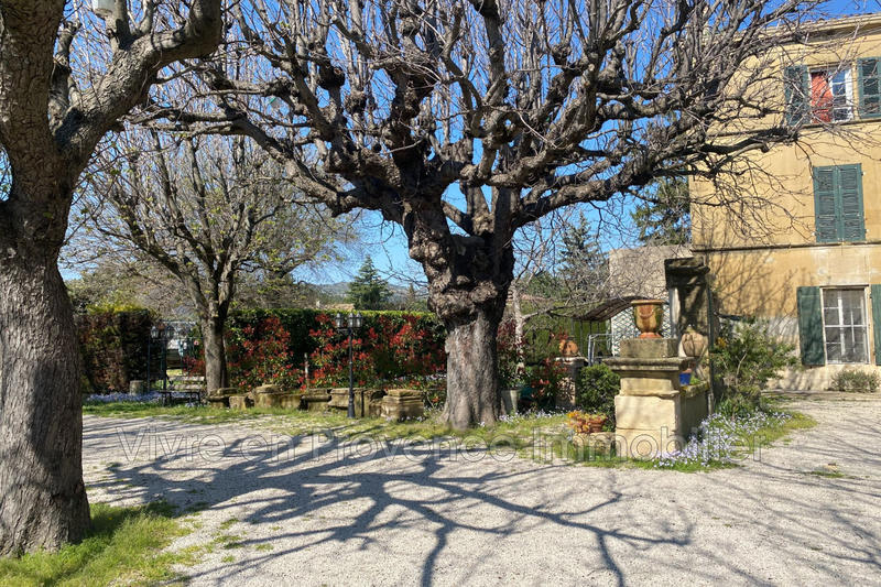 Maison - 460 m² - 12 pièces