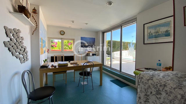 Maison - 230 m² - 8 pièces